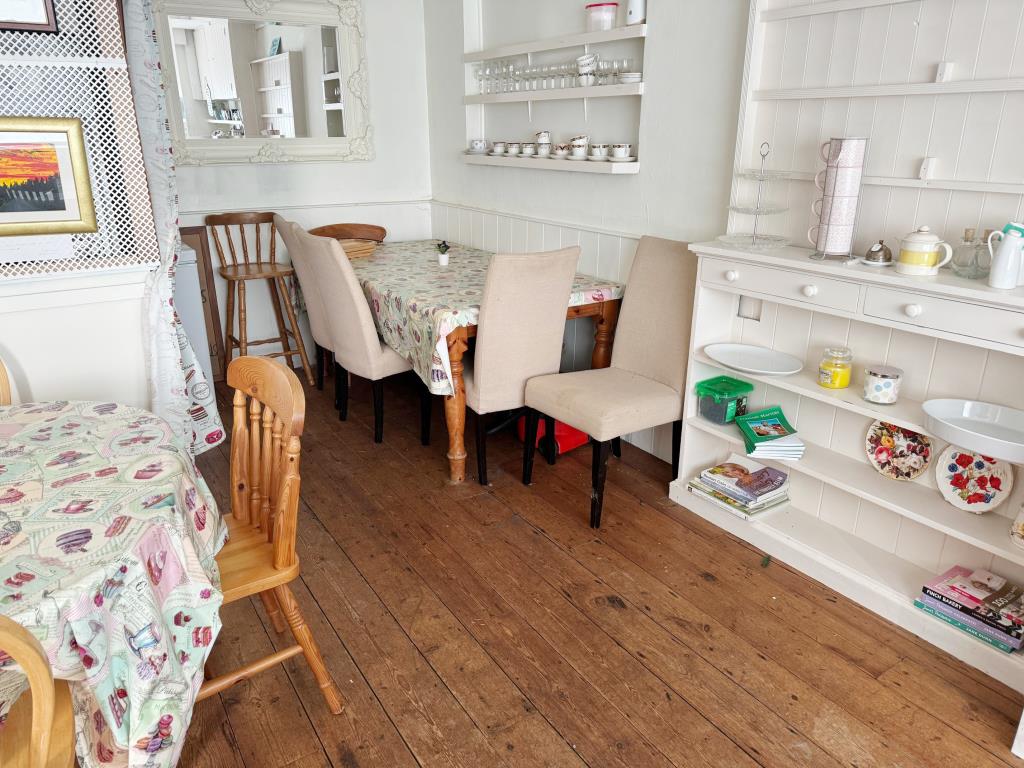 Lot: 31 - HIGH STREET COMMERCIAL INVESTMENT - Second seating area